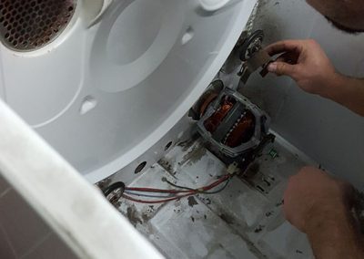 changement de pièce rouillé dans une sècheuse - Atelier Anjou Réparation d'électroménagers à Anjou